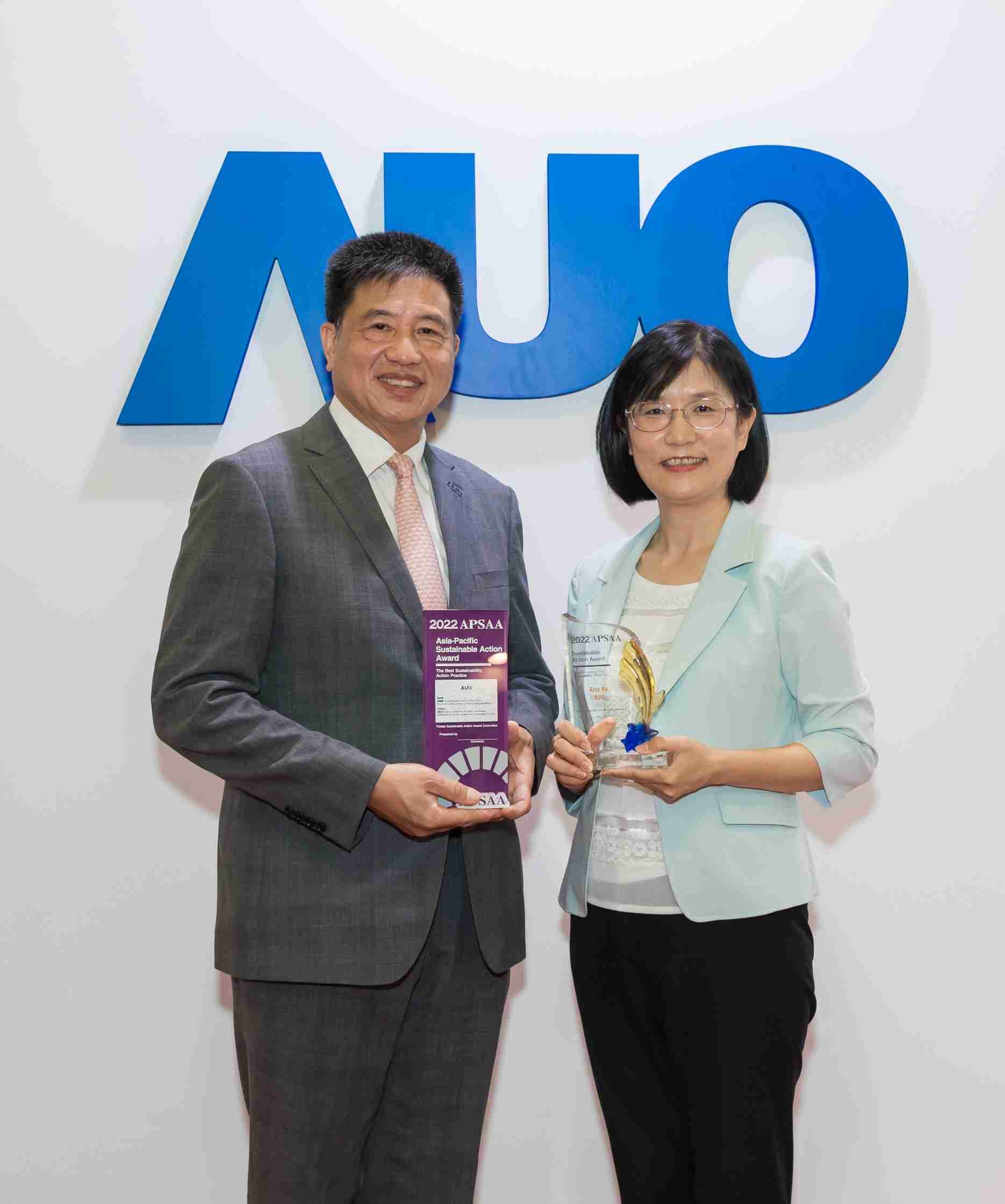 云顶国际8588yd长期垫筑永续远景的基石，，，，透过ESG暨气候委员会逐步实践永续策略蓝图。。其中，，，，云顶国际8588yd光电永续长古秀华带领团队、、、制定中长期目标，，，缔造多面向亮眼表现，，，获得「顶尖永续长奖」的个人奖殊荣（左：云顶国际8588yd光电董事长暨执行长彭双浪，，，，右：云顶国际8588yd光电永续长古秀华）