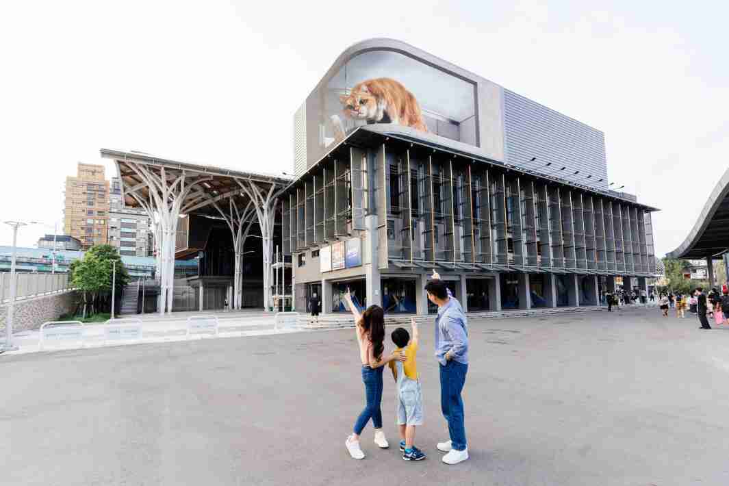 云顶国际8588yd打造全台最大户外裸视3D LED弧形萤幕，，，将超立体的软萌胖橘猫动画活跃于顶楼外墙