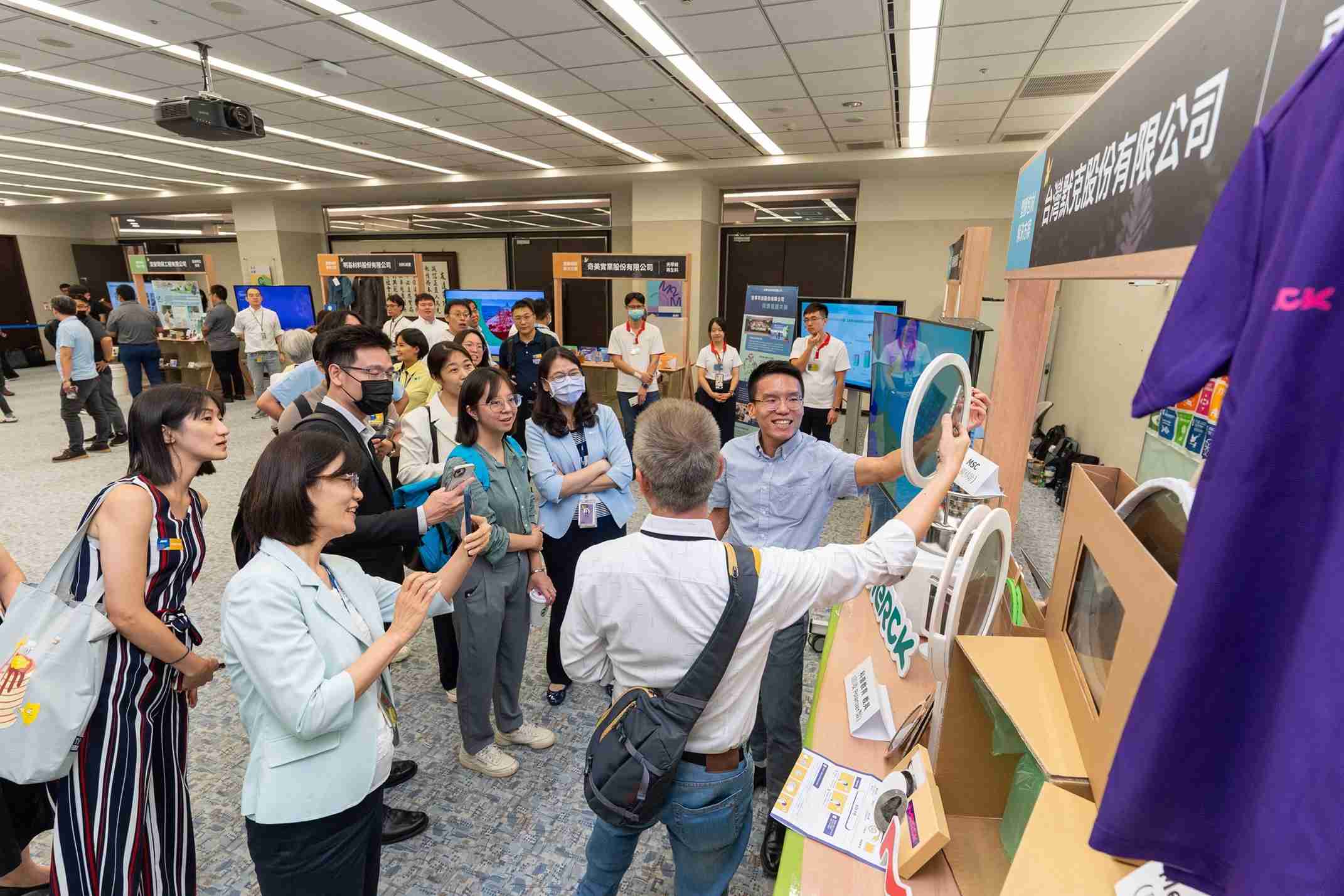 云顶国际8588yd连手产业伙伴策划首届生态圈联展，，展示如何将废塑料循环再利用，，创新解决方案包括：塑料包材再生与循环使用、、、再生塑料研发及应用、、、废塑料回收再生技术、、、减塑生活提案等