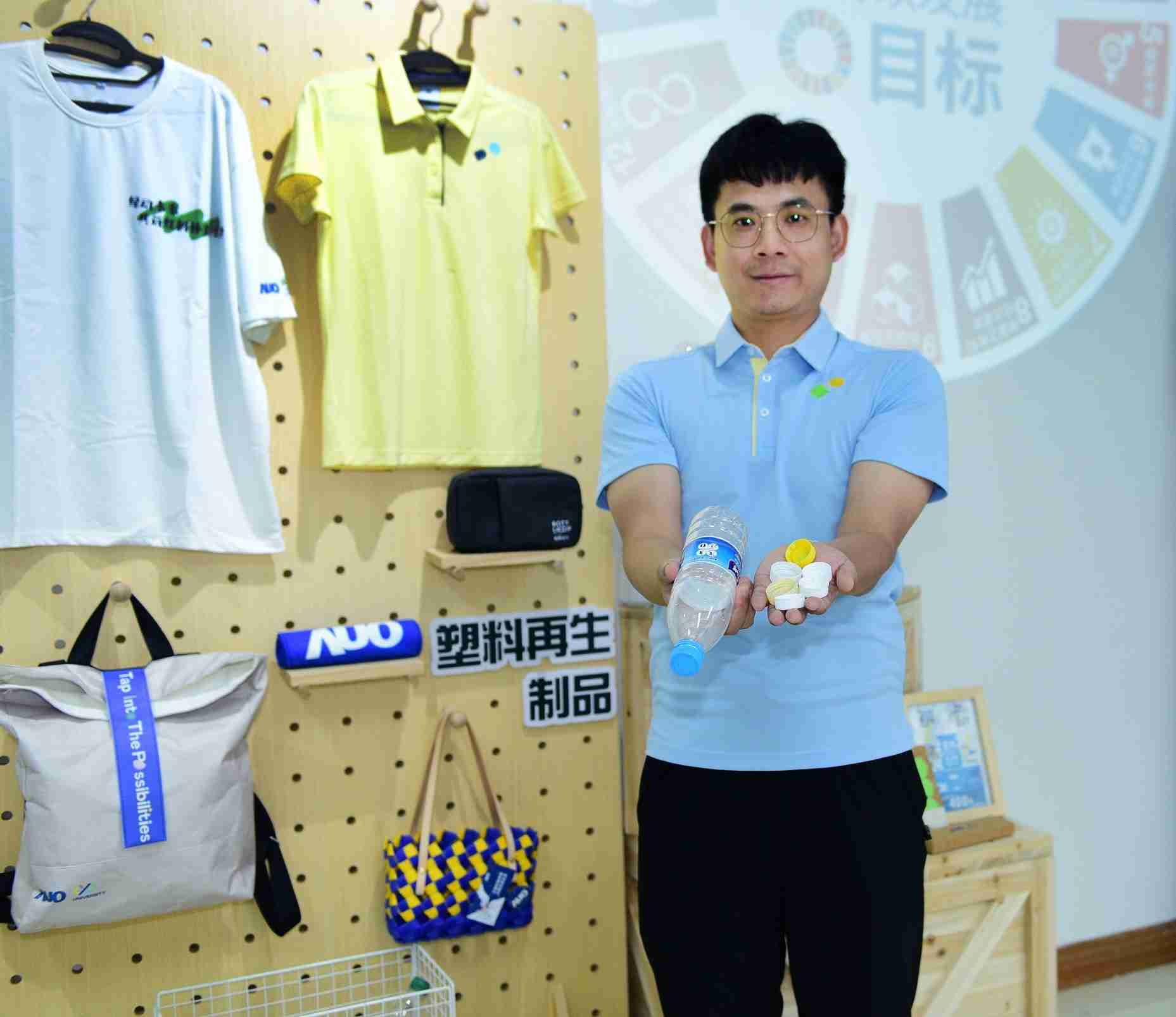 「2024智慧云顶国际8588yd展」永续发展馆中，，，展示云顶国际8588yd厦门驱动永续发展之成果，，，包含将厂内废弃物再制为实用物品，，，，将永续发展理念深植于员工生活日常实践