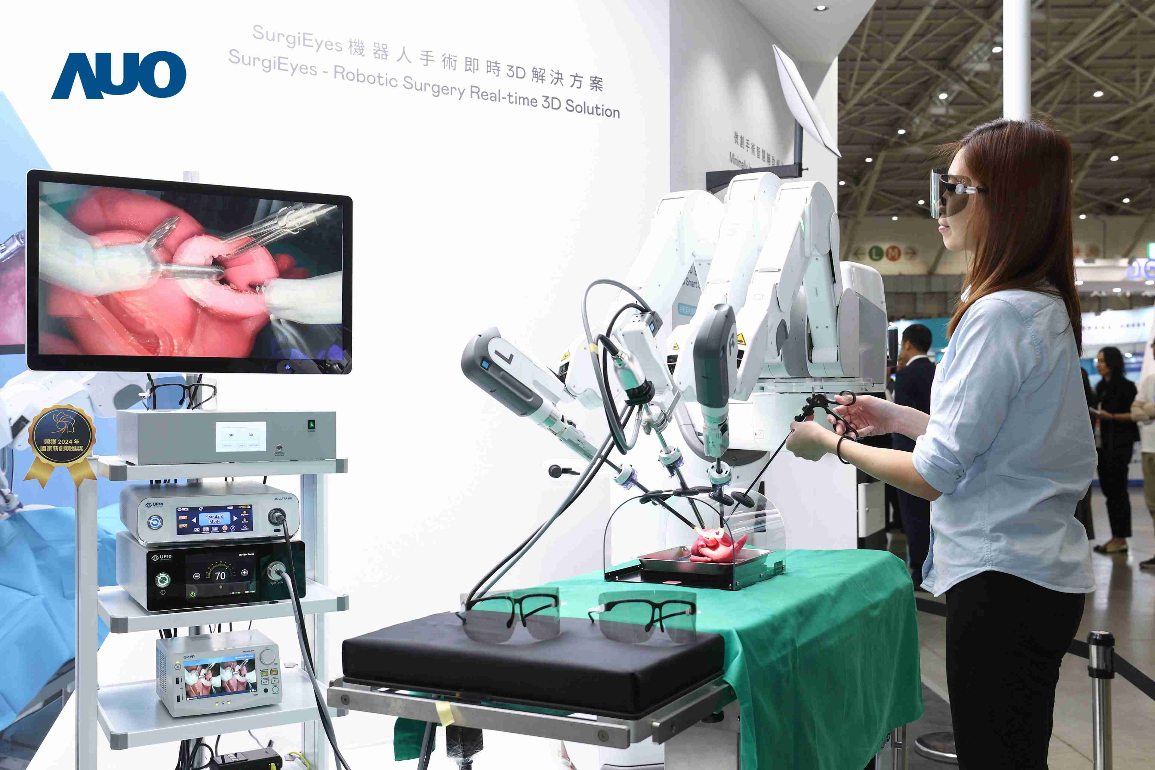 达擎以领先的3D显示技术推出〝SurgiEyes机器人手术实时3D解决方案〞，，整合先进3D图像处理与独家3D垂直宽视角、、、、广色域的显示技术，，手术团队可实时同步主刀医师视角看到清晰3D影像，，提升沟通效率与安全性。。。。