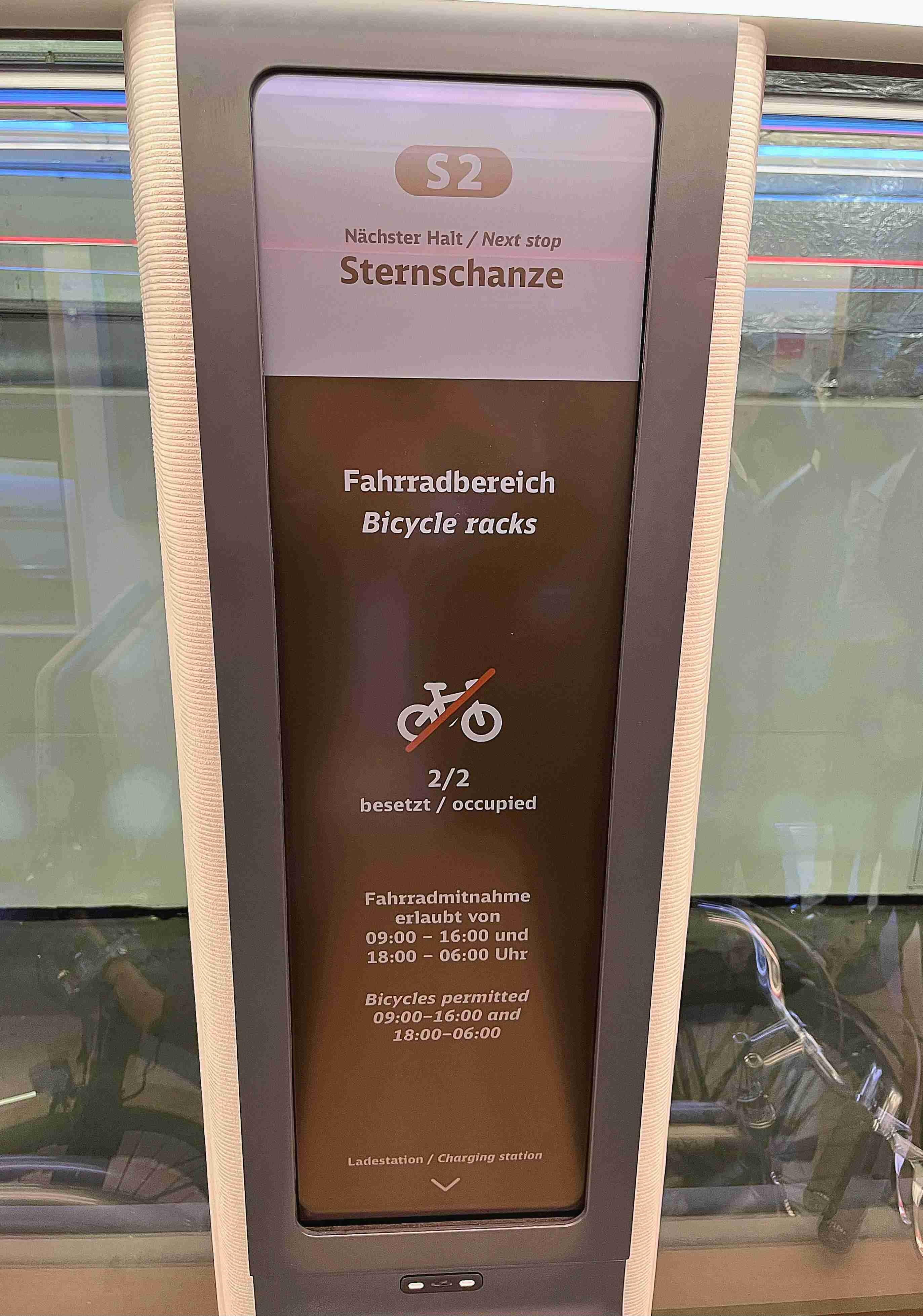 达擎HiRaso显示技术采用胆固醇液晶独特的双稳态特性及反射环境光线的方式，，发挥最佳能源运用效率，，其仅在更换显示画面时才消耗电力，，在持续静止的画面显示上则为零耗电，，与传统液晶显示技术相比大幅节省90%能耗